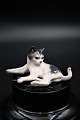 Lille porcelæns kat fra Dahl Jensen.
DJ# 1005. 1.sort. H:6,5cm. L:14cm.