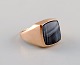 Scandinavian jeweler. Vintage art deco ring in 18 carat gold adorned with black 
tourmaline. Mid-20th century.
