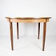 Spisebord i 
teak med 
udtræk, af 
dansk design 
fra 1960erne. 
Bordet er i 
flot brugt 
stand. 
H - ...