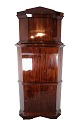 Tall corner 
cabinet/secretaire 
in mahogany and 
in great 
antique 
condition from 
the 1840s.
H - ...