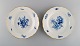 To antikke Meissen tallerkener i porcelæn med håndmalede blomster og guldkant. 
Ca. 1900.
