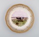Tidlig og sjælden Royal Copenhagen Fauna Danica tallerken i håndmalet porcelæn 
med jagtmotiv og gulddekoration. 1800-tallet.
