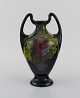 Regina, Holland. Antik art nouveau vase i glaseret keramik med håndmalede 
blomster og bladværk. Ca. 1910.
