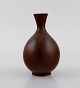 Berndt Friberg (1899-1981) for Gustavsberg Studiohand. Vase i glaseret stentøj. 
Smuk glasur i brune nuancer. 1960