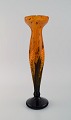 Daum Nancy, France. Large art deco "Verre de jade" vase in orange and black mouth blown art glass with inlaid gold decoration. Dated 1919-23.