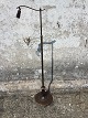 Floor lamp in 
patinated brass 
and wood. 110 
to 160 cm high.