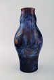 Royal Doulton, England. Stor unika vase i glaseret keramik. Smuk glasur i blå 
nuancer med håndmalede blomster. 1920