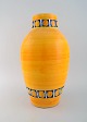 Poterie Serghini, Marokko. Stor unika vase i håndmalet glaseret stentøj. Smuk 
glasur i gule nuancer. Midt 1900-tallet. 

