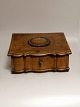 Sewing box of 
oak Straight 
bent front 
Denmark 18.Arh. 
Height 16cm 
Width 28.5cm 
Depth 18cm.