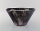 Mari Simmulson (1911-2000) for Upsala-Ekeby. Large bowl in hand-painted glazed 
stoneware. Mid-20th century.
