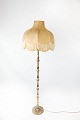 Floor lamp of 
brass and shade 
of fabric, in 
great antique 
condition. 
150 x 22 cm.