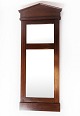 Tall mirror of 
mahogany, in 
great antique 
condition. 
H - 115 cm and 
W - 45 cm.