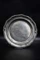 Decorative 
antique 1700 
Century tin 
dish with wavy 
edge and a very 
fine patina. 
Dia.32cm.