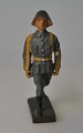 Collection 
Lineol soldiers 
- Danish, 
1930s, Germany.
Stretcher 
carrier: DKK 
150.
Officer with 
...