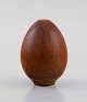 Berndt Friberg (1899-1981) for Gustavsberg Studiohand. Sjælden æggeformet vase i 
glaseret keramik. Smuk glasur i brune nuancer. 
Dateret 1970.