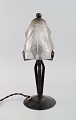 Degue, 
Frankrig. Art 
deco bordlampe 
i mundblæst 
kunstglas og 
støbejern. 
1930'erne.
Måler: 32,5 
...