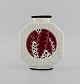 Longwy, Frankrig. Art deco vase i glaseret stentøj med håndmalet bladværk på lys 
baggrund. Smuk krakeleret glasur. 1920/30