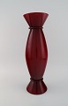 Meget stor Murano / Venini vase i bordeaux rødt mundblæst kunstglas. Italiensk 
design, 1980
