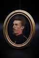 Old oval oil 
portrait 
painting of 
young man 
painted on 
wood, framed in 
gold frame. 
15,5x12,5cm.