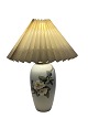 Royal 
Copenhagen 
porcelain lamp, 
no.:  
2655/1224, with 
floral motif 
and paper 
shade.
50 x 14 cm.
