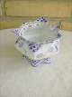 Blue Fluted. 
Full lace. 
Royal 
Copenhagen. 
sugar cup
RC no 1112