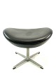 Foot stool for the Egg, model 3127, upholstered in black elegance leather, 
designed by Arne Jacobsen in 1958 and manufactured by Fritz Hansen in 1998.
5000m2 showroom.
Great condition
