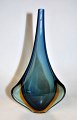 Murano glas 
vase, 20.årh. 
Italien. 
Blåt,brunt og 
klar 
overfangsglas. 
H.: 23 cm. 