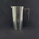 Height 20 cm.Arne Jacobsen designet the Cylinda-Line for Stelton in 1967. At first it had 18 ...