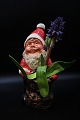 Older painted 
terracotta 
pixie with 
basket space 
for spruce or 
onion plant. 
Height: 29cm.