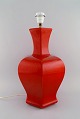 Large designer 
table lamp in 
red glazed 
ceramics. Late 
20th century.
Measures: 43 x 
28 (ex ...