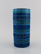 Aldo Londi for Bitossi. Cylindrisk vase i Rimini-blå glaseret keramik med 
geometriske mønstre. 1960