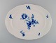 Stort Meissen serveringsfad i håndmalet porcelæn. Tidligt 1900-tallet.
