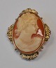 Camè, 19th century with gold frame. Italy. 3.8x 3.5 cm. With needle. Weight: 4.7 ...