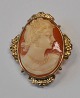 Camè, 19th 
century with 
gold frame. 
Italy. 3.8x 3.5 
cm. With 
needle. Weight: 
4.7 ...