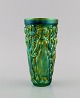 Zsolnay vase i glaseret keramik modelleret med kvinder der plukker druer. Smuk 
lustreglasur. Midt 1900-tallet.
