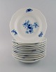 11 antikke Meissen dybe tallerkener i håndmalet porcelæn. Blå blomster og 
sommerfugle. Sent 1800-tallet. 

