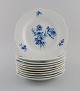 10 antikke Meissen tallerkener i håndmalet porcelæn. Blå blomster og 
sommerfugle. Sent 1800-tallet. 

