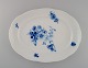 Stort ovalt Meissen fad i håndmalet porcelæn. Blå blomster og sommerfugle. Sent 
1800-tallet. 
