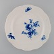 Stort rundt Meissen fad i håndmalet porcelæn. Sommerfugl og blå blomster. Sent 
1800-tallet. 
