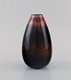 Carl Harry Stålhane (1920-1990) for Rörstrand. Vase  i glaseret keramik. Smuk 
metallisk glasur i rødbrune nuancer. Midt 1900-tallet.
