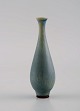 Berndt Friberg (1899-1981) for Gustavsberg Studiohand. Miniature vase i glaseret 
keramik. Smuk glasur i blågrå nuancer. Dateret 1961.
