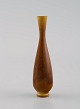 Berndt Friberg (1899-1981) for Gustavsberg Studiohand. Miniature vase i glaseret 
keramik. Smuk glasur i lyse brune nuancer. Midt 1900-tallet.

