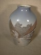 Vase 
Bing & 
Grøndahl 
nr 1302 / 6238
Højde 17 cm