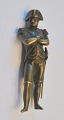 Figur i bronze 
af Napoleon, 
19. årh. 
Frankrig. 
Stående figur 
med sabel, 
korlagte arme 
og hat. ...