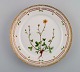 Royal Copenhagen Flora Danica tallerken i håndmalet porcelæn med blomster og 
gulddekoration. Modelnummer 20/3572.  
