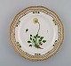 Royal Copenhagen Flora Danica gennembrudt tallerken i håndmalet porcelæn med 
blomster og gulddekoration. Modelnummer 20/3554.  
