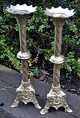 A pair of 
French 
candlesticks in 
cast bronze and 
brass, 19th 
century Gothic 
form. Foot with 
...