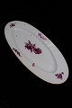 Rare Royal Copenhagen fishing dish in Purple Flower - Edged with gold edge. 
61,5x25cm. Decoration number: 424/8542. 2.sort. (1870-90) ...