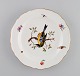 Antik Meissen porcelænstallerken med håndmalede blomster, fugl og 
gulddekoration. Sent 1800-tallet.
