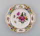 Dresden, Tyskland. Antik tallerken i gennembrudt porcelæn med håndmalede 
blomster og gulddekoration. Tidligt 1900-tallet.
